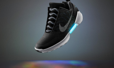 Nike выпустил самозашнуровывающиеся кроссовки (видео)