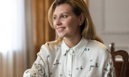В белой блузке и юбке молочного цвета: как Елена Зеленская выглядела на праздновании Дня независимости 2021