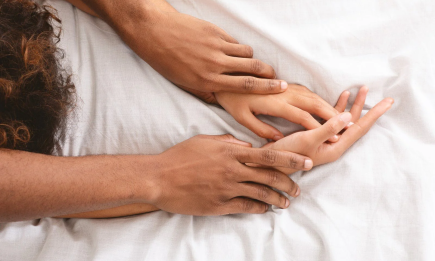 Смотрите в глаза: 4 тантрических любовных лайфхака, которые сделают близость еще более интимной