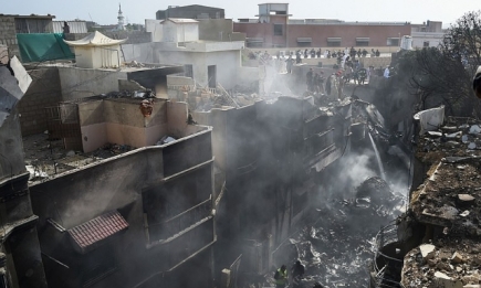 Рухнул на жилые дома: в Пакистане разбился пассажирский самолет А320 (ВИДЕО+ФОТО)