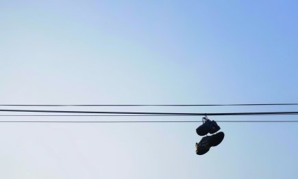 Что означают кроссовки и кирпич на проводах: странная, но логическая традиция