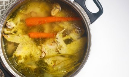 Что положить в кастрюлю с курицей, чтобы получить прозрачный, как слеза, бульон: эффективный трюк