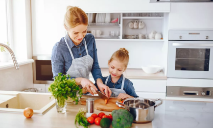 Миттєво очистити овочі, порізати продукти та розм'якшити жири за секунди: кулінарні трюки, які заощаджують час