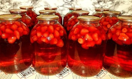 Хоть 100 банок закрой – будет мало: как приготовить клубничный компот на зиму (РЕЦЕПТ)