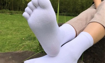 Станут белее белого: как отстирать черноту "подошвы" носков