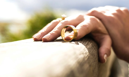 Не выбрасывать и не передаровывать: что делать с кольцом после развода