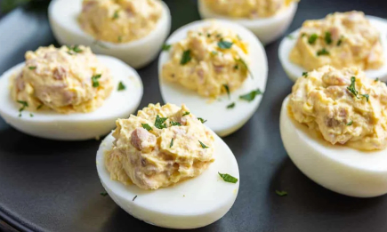 Апетитний перекус з яєць і рибної консерви: смачнющі “половинки” (РЕЦЕПТ)