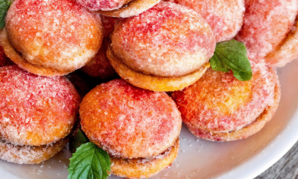 Раньше оно было на каждой свадьбе: как приготовить яркое пирожное "Персики" (ВИДЕО)