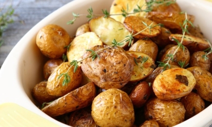 Найпростіший гарнір: запечена картопелька буде неймовірною завдяки секретному інгредієнту (РЕЦЕПТ)