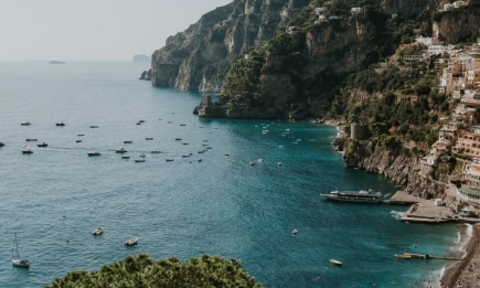 Платный вход и ограниченное количество туристов: на пляжах Италии внедрили строгие правила