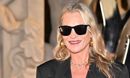 51-летняя Кейт Мосс появилась на Неделе моды в Париже в соблазнительном платье-жакете (ФОТО)