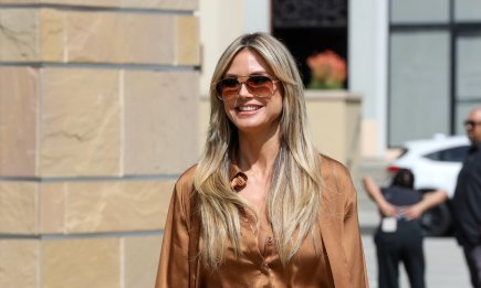 Все взгляды на ноги! Хайди Клум поразила прохожих сочетанием синего платья и зеленых сапог (ФОТО)