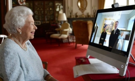 В белом платье и жемчужном ожерелье: королева Елизавета II провела свою первую виртуальную аудиенцию