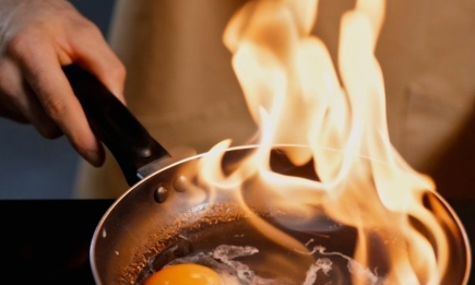 Якщо загорілась сковорода: найпростіші способи збити полум’я