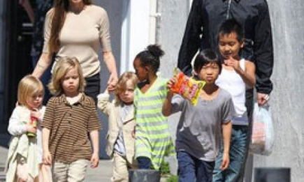 Брэд Питт и Анджелина Джоли на прогулке с детьми. ФОТОРЕПОРТАЖ