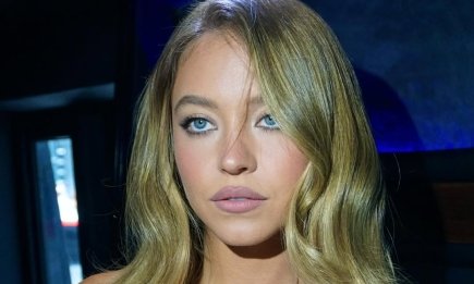 Глаз не оторвать! Сидни Суини показала самый соблазнительный макияж 2025 года с матовой помадой (ФОТО)