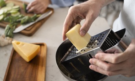 Сыр в морозилке, сахар и секрет нежных отбивных: 3 кулинарные трюки для идеальных блюд