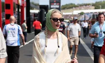 Не оминула увагою цей тренд: Аня Тейлор-Джой показала лук з шарфом на голові (ФОТО)