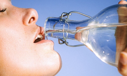 Баланс жидкости и контроль калорий: 6 важных причин пить воду не только летом