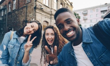 Зумери відмовляються від “успішного життя”: чому стара модель грошей і кар’єри більше не працює