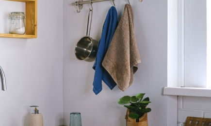 Как спасти кухонные полотенца от мусорки: 5 хитрых трюков для разных случаев