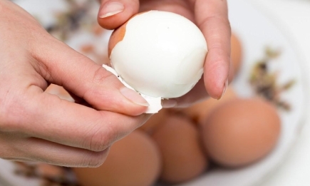 Мало хто знає: як правильно варити яйця, щоб вони ідеально чистились