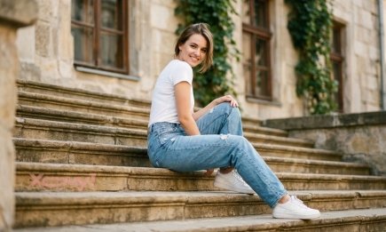 Секрет стильного кадра: как хорошо сфотографироваться на лестнице в джинсах и выглядеть как модель (ВИДЕО)