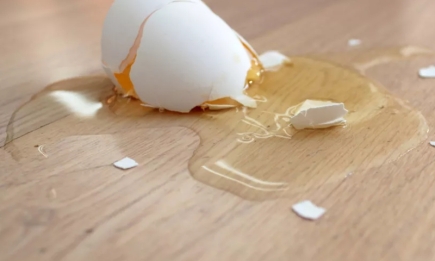 Как убрать разбитое яйцо с пола? Простой и эффективный лайфхак с солью