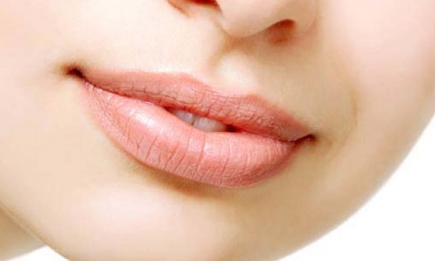 Какими простыми средствами увлажнить сухие губы