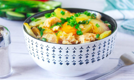 Складываем все в одну сковороду – и блюдо готово: ленивый рецепт полноценного ужина из картофеля и фарша