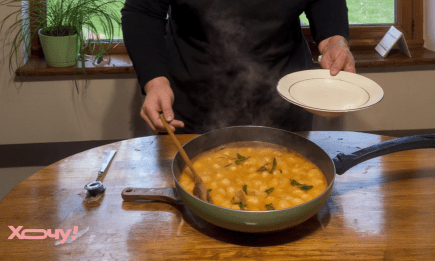 Як перетворити магазинні пельмені на розкішну страву: рецепт у вершково-томатному соусі (ВІДЕО)