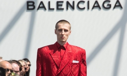 Скандальный дебют: малиновые пиджаки, епитрахиль батюшки и прямоугольные пальто без брюк в первой мужском шоу Демны Гвасалии для Balenciaga