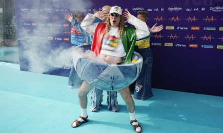 Cфера из джинсов, платье из переработанной одежды и костюм курицы: как удивляли артисты Евровидения на бирюзовой тротуаре (ФОТО, ВИДЕО)
