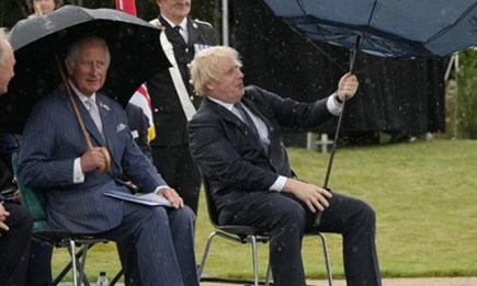 Видео дня: Борис Джонсон "сражается" с зонтиком на встрече с принцем Чарльзом