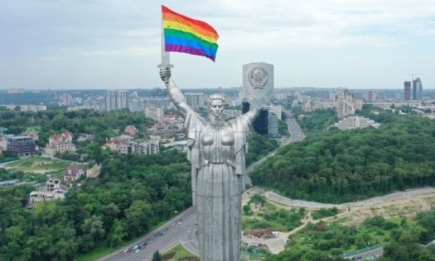 В Киеве "Родину-мать" украсили радужным флагом ЛГБТ-сообщества (ВИДЕО)