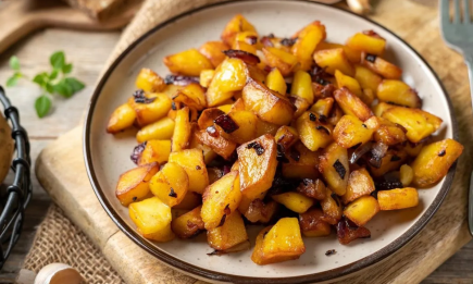 Чем посыпать сковороду, чтобы жареный картофель не прилип и был золотистым: интересный способ