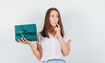 Честно признаться или незаметно переподарить? Что делать с подарком, который вам не нужен