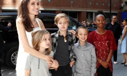 Примерная мама? Анджелина Джоли вместе с детьми посетила Музей современного искусства в Нью-Йорке (ФОТО)