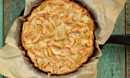 Самый быстрый яблочный пирог: ароматная выпечка на сковороде (РЕЦЕПТ)
