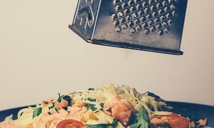 Плавленый сырок не прилипнет и натрется идеально: маленькая хитрость, которая упростит вам жизнь