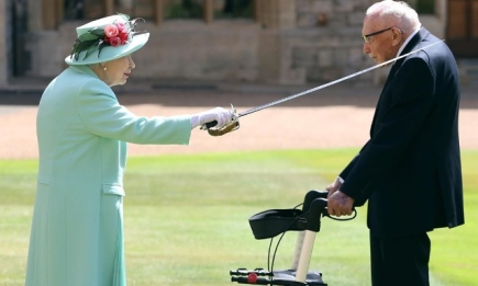 Королева Елизавета II посвятила в рыцари 100-летнего ветерана Тома Мура (ВИДЕО)