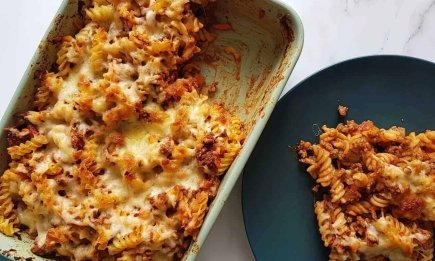 Сытный ужин из макарон и кусочка курочки: простой рецепт (ВИДЕО)