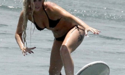 Леди Гага занялась серфингом. ФОТО