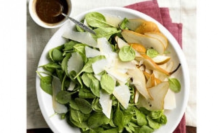 Пикантный салат с грушей и шпинатом