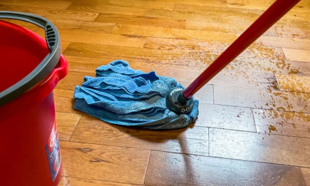 Забудьте о пятнах на паркете: 4 проверенных способа, которые вернут блеск вашему полу