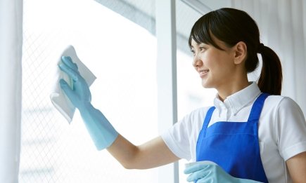 Більше не доведеться дряпати скло: як за 5 хвилин прибрати сліди старого скотчу з вікна