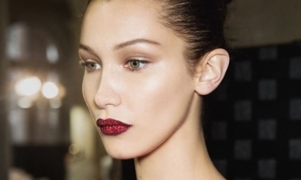 "Поцелуй будущего": создан набор для макияжа губ, как на показе Versace