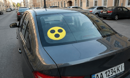 Желтый знак с тремя точками на авто: что он означает и почему его не следует игнорировать