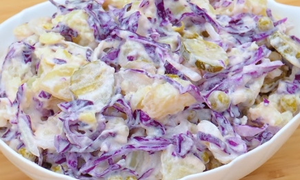 Неймовірно яскравий салат: дуже смачна яскрава закуска з найпростіших продуктів (РЕЦЕПТ)