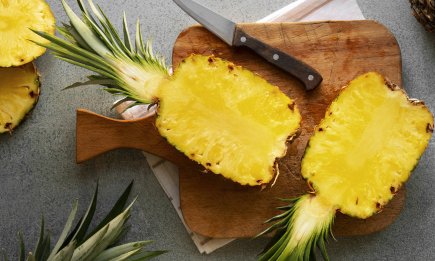 Несколько движений ножом – и ананас нарезан: самый удобный способ подачи плода (ВИДЕО)